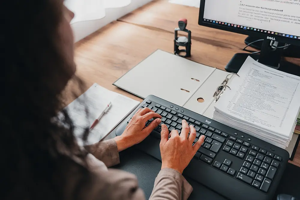 sandra-hoebarth-bei-bueroarbeit