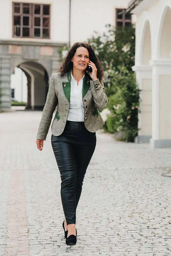 sandra-hoebarth-beim-telefonieren