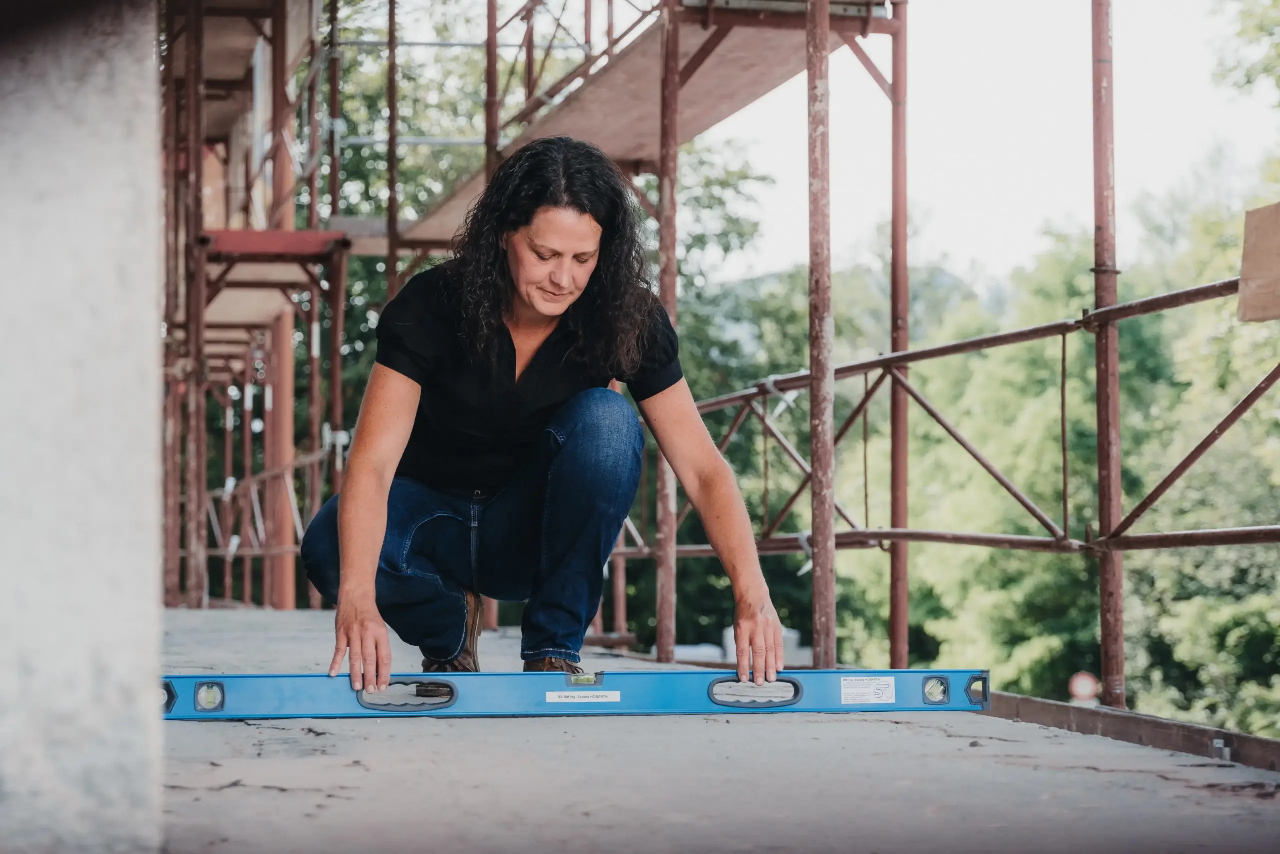 sandra-hoebarth-mit-wasserwaage-messen